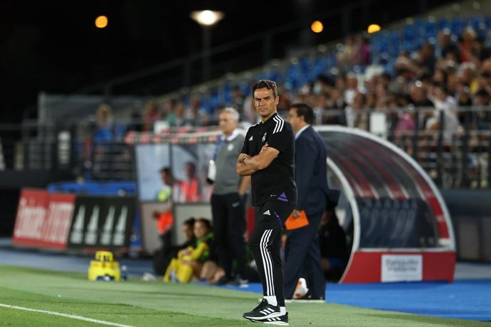 Archivo - Alberto Toril, entrenador del Real Madrid Femenino, durante un partido