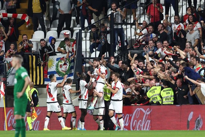 Los jugadores del Rayo Vallecano celebran el gol de la victoria de Unai López ante el Elche