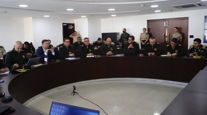 El Ministro del Interior de Ecuador, Juan Zapata, en una reunión con la Policía Nacional