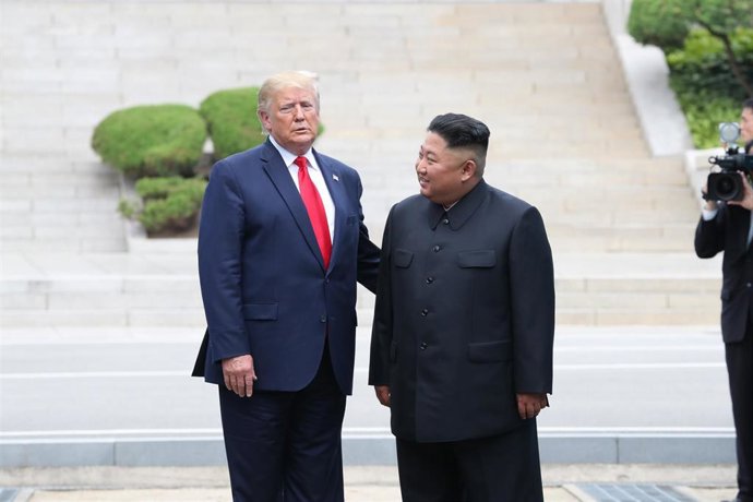 Archivo - El expresidente de Estados Unidos, Donald Trump, y el dirigente de Corea del Norte, Kim Jong Un