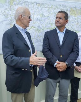 El presidente de EEUU, Joe Biden, habla con el gobernador de Puerto Rico, Pedro Pierluisi, durante una reunión informativa sobre los esfuerzos de ayuda de emergencia tras el huracán Fiona