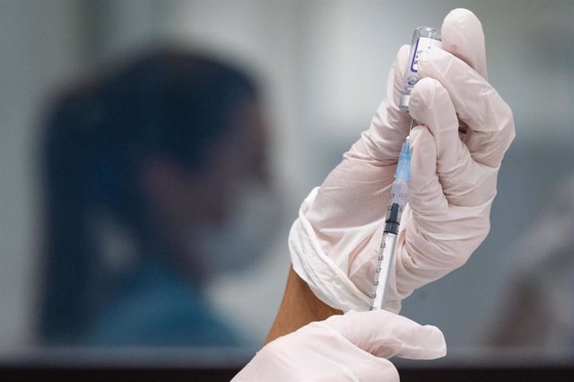 Archivo - Eine Werksärztliche Assistentin zieht in einem betrieblichen Impfzentrum für Mitarbeiter der Robert Bosch GmbH eine Dosis des Impfstoffes von Biontech/Pfizer auf.