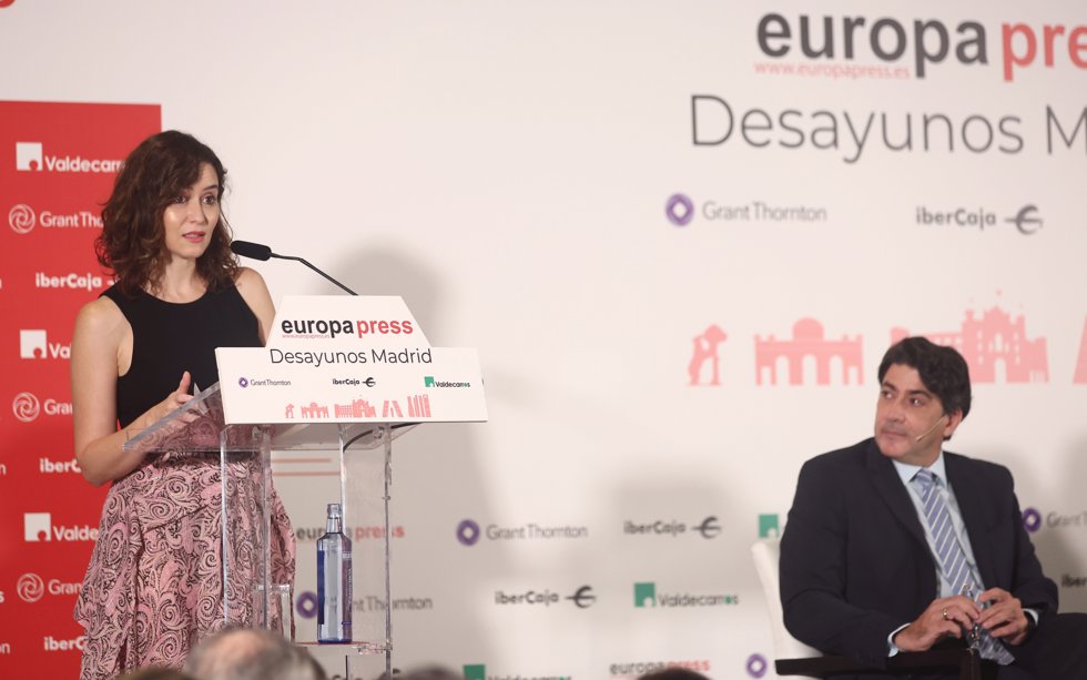 La presidenta de la Comunidad de Madrid, Isabel Díaz Ayuso, presenta un desayuno informativo de Europa Press, en el Hotel NH Collection, a 4 de octubre de 2022, en Madrid (España). 