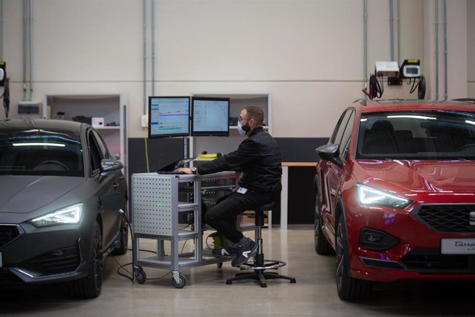 Archivo - Un trabajador en el Test Center Energy (TCE) de Seat, a 15 de diciembre de 2021, en Martorell, Barcelona, Catalunya, (España). 
