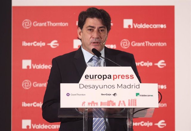 El consejero de Transportes e Infraestructuras de la Comunidad de Madrid, David Pérez, interviene durante un desayuno informativo de Europa Press, en el Hotel NH Collection