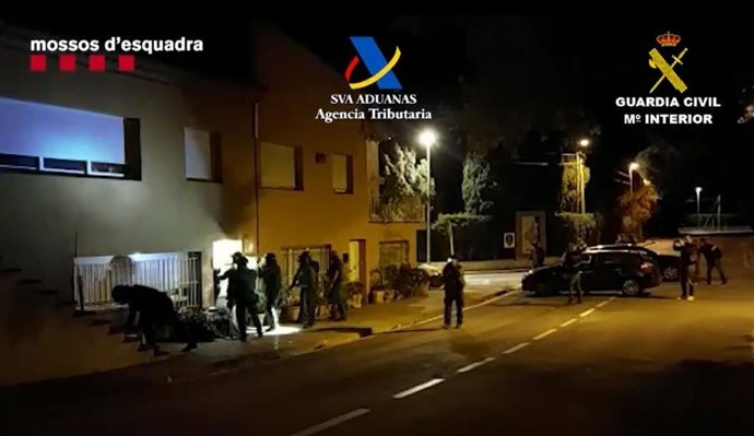 Agentes que participan en el operativo policial contra un grupo que presuntamente construía "narcolanchas" en Girona para traficantes de hachís