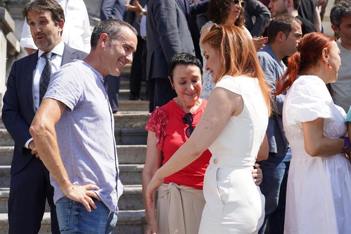 Archivo - El parlamentario de EH Bildu Julen Arzuaga durante el homenaje a Miguel Ángel Blanco en la escalinata exterior del Ayuntamiento de Bilbao