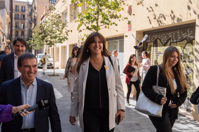 La presidenta de Junts, Laura Borrs (c), y el diputado de Junts Jaume Alonso-Cuevillas (i), a su salida de la reunión de la Ejecutiva, a 3 de octubre de 2022, en Barcelona, Catalunya (España). El exvicepresidente del Govern Jordi Puigneró ha revelado q