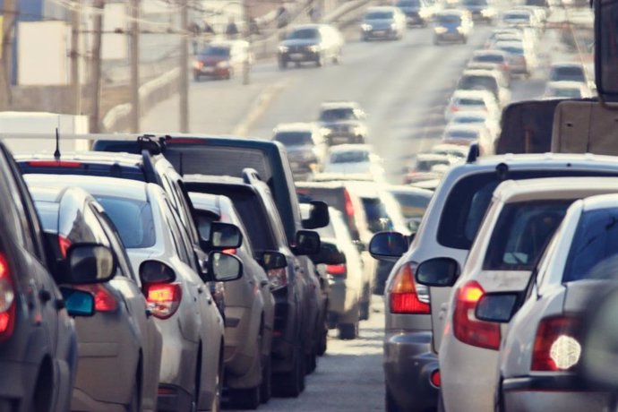 Archivo - Recurso de coches en un atasco en la operación salida. 