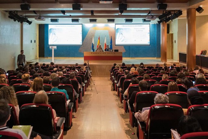 La consejera de Educación y Formación Profesional, Marina Lombó, preside la jornada de acogida a los asesores lingüísticos.