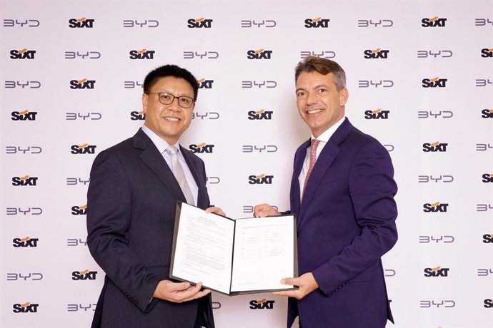 Archivo - Ceremonia de firma del acuerdo entre BYD y Sixt (Izq: Michael Shu, director general y consejero delegado de Cooperación Internacional y BYD Europe; Der: Vinzenz Pflanz, director de negocios responsable de la compraventa de vehículos de Sixt)