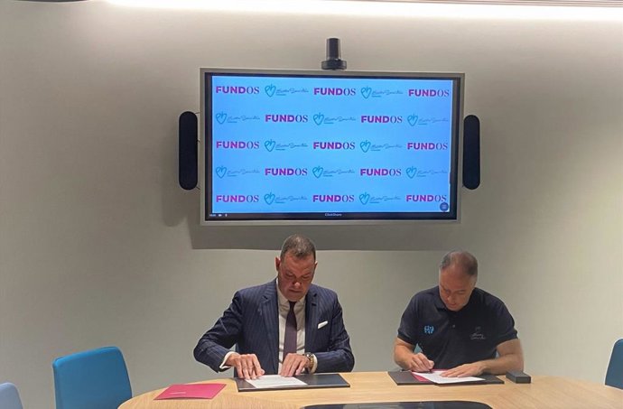 José María Viejo (i) y Pedro Pablo Crespo, durante la firma del acuerdo.