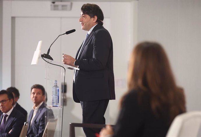 El consejero de Transportes e Infraestructuras de la Comunidad de Madrid, David Pérez, interviene durante un desayuno informativo de Europa Press, en el Hotel NH Collection