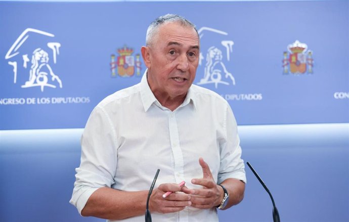 El portavoz de Compromís en el Congreso, Joan Baldoví, interviene en una rueda de prensa en el Congreso de los Diputados.