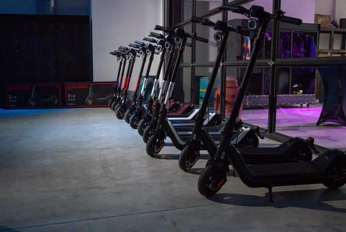 Archivo - Varios patinetes eléctricos