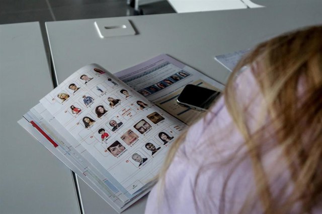 Archivo - El libro de una alumna ucraniana en una clase de español en el Centro de Referencia Nacional (CRN) de Moratalaz, a 22 de abril de 2022, en Madrid (España). 