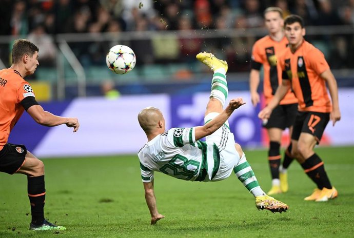 14 September 2022, Poland, Warsaw: Celtic's Daizen Maeda shoots at goal during the UEFA Champions League Group F soccer match between FC Shakhtar Donetsk and Celtic FC at the Municipal Stadium of Legia Warsaw. Photo: Rafal Oleksiewicz/PA Wire/dpa