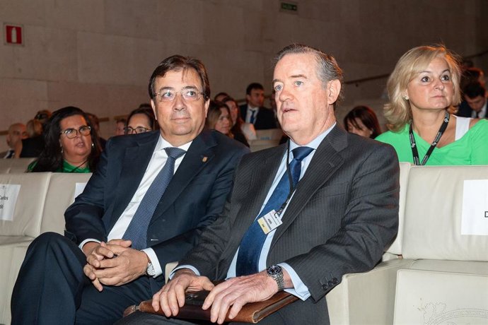 El presidente de la Junta de Extremadura, Guillermo Fernández Vara, junto al presidente del Instituto de la Empresa Familiar, Andrés Sendagorta en el XXV Congreso Nacional  de la Empresa Familiar que se celebra en Cáceres