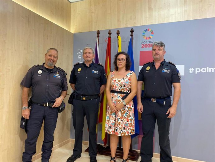 La regidora de Seguridad Ciudadana, Joana Adrover, y el jefe de la Policía Local, José Luis Carque, en la sala de prensa de Cort.