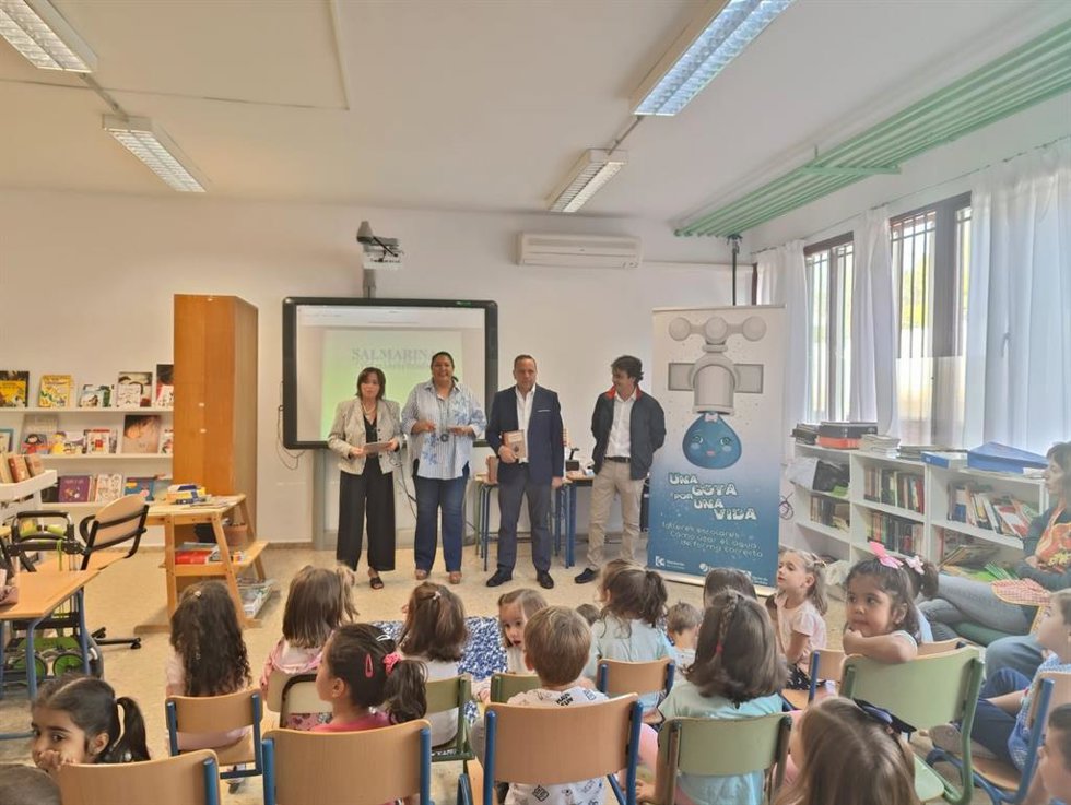 La delegada de Cohesión Social, Consumo y Participación Ciudadana de la Diputación de Córdoba, Dolores Amo (segunda por la izda.), en el primer taller del proyecto 'Salmarina'.