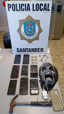 Objetos incautados al joven detenido por supuesto robo con intimidación