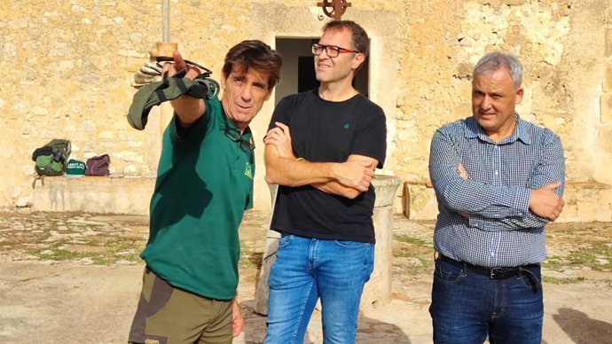 El conseller insular Jaume Alzamora (d), durante la visita.