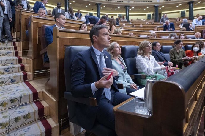 Archivo - El presidente Pedro Sánchez, con su Gobierno en el Congreso 