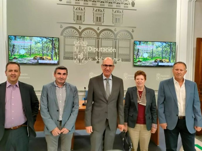 Presentación Del Sendero Micológico Villasrubias-Peñaparda Con La Presencia De Francisco Javier García, Juan José Moreno, Javier Iglesias, Camila Vizarro Y Román Hernández, De Izquierda A Derecha.