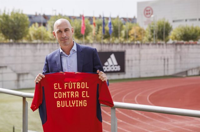 El presidente de la RFEF, Luis Rubiales, posa con la camiseta de la selección española contra el bullying.