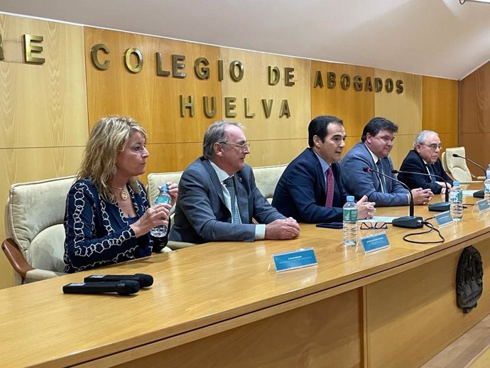 El consejero de Justicia, Administración Local y Función Pública, José Antonio Nieto, en la clausura el I Encuentro Andaluz sobre violencia de género