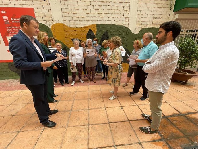 Los concejales Pilar Torres y Marco Antonio Fernández durante la reunión que han mantenido con usuarios del centro San Miguel de Murcia