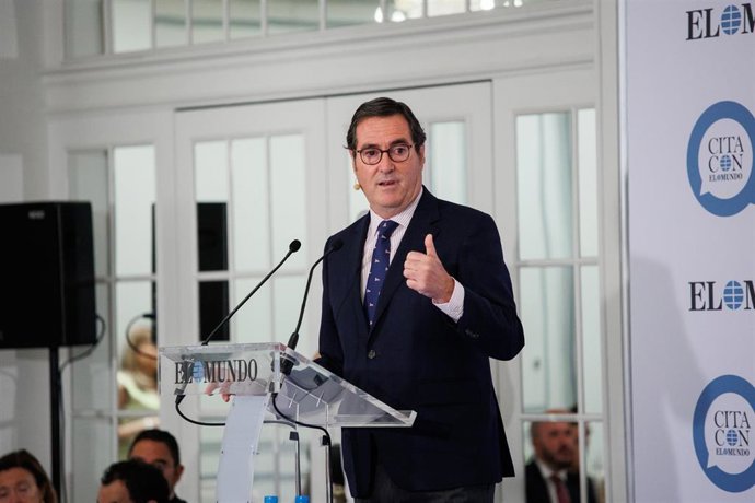 El presidente de la CEOE, Antonio Garamendi, interviene durante el segundo encuentro de El Mundo, en el Hotel Westin Palace, a 4 de octubre de 2022, en Madrid (España).