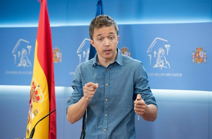 El líder de Más País, Íñigo Errejón, interviene en una rueda de prensa previa a una Junta de Portavoces, en el Congreso