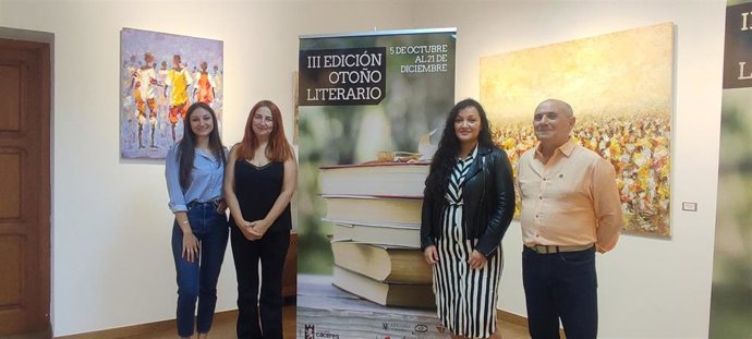 La concejala de Cultura, Fernanda Valdés, junto a  los escritores Marta González Corcho, Deisy Sánchez Silva y David Narganes Robas