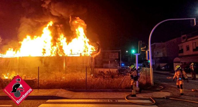 Los bomberos extinguen un incendio en un taller de coches de La Vilacon varios vehículos calcinados