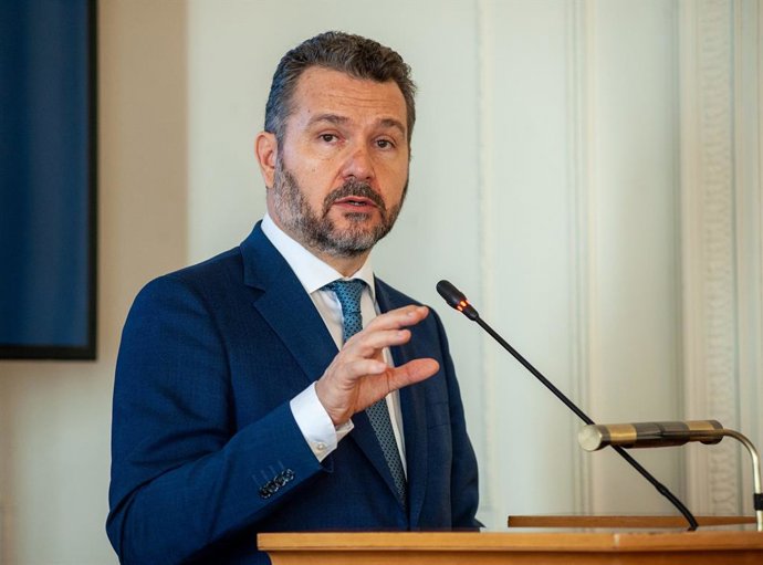 Archivo - Rodrigo Buenaventura, presidente de la CNMV, durante su intervención en el curso de verano organizado por la APIE en la UIMP de Santander, a 24 de junio de 2022.
