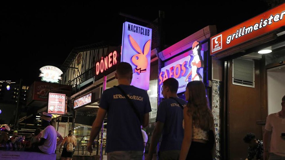 Archivo - Turistas en Magaluf.