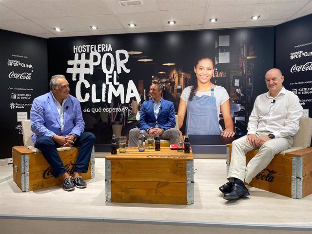 El presidente de Restauración CAEB, Alfonso Robledo, el jefe de Comunicación de Coca-Cola Europacific Partners Iberia, Gabriel Mulet, y el director de Acción Climática de Ecodes, Pablo Barrenechea.