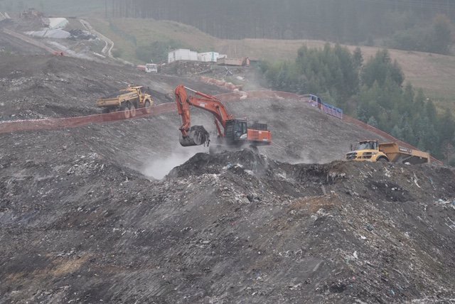 Archivo - Una excavadora en el vertedero de Zaldibar, Bilbao, Euskadi (España), a 9 de octubre de 2020. 