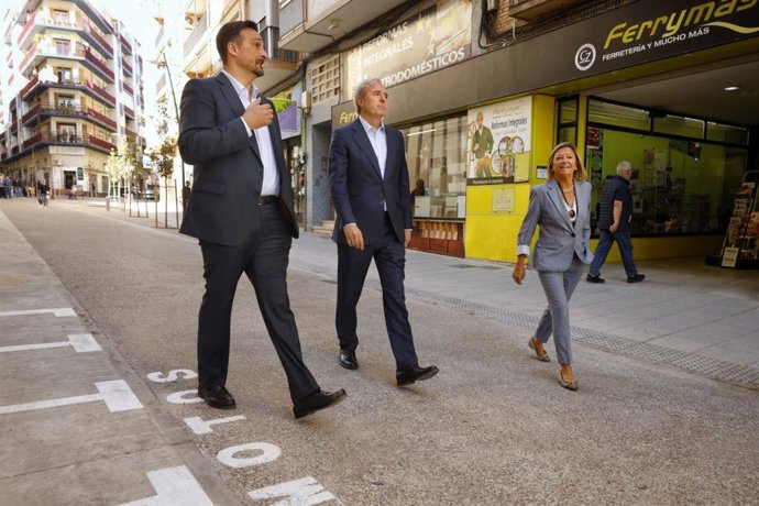 El alcalde de Zaragoza, Jorge Azcón, la consejera municipal de Infraestructuras, Patricia Cavero y representantes de la Junta de Distrito recorreb la calle Cuarte, transformada en una vía de plataforma única y tráfico calmado