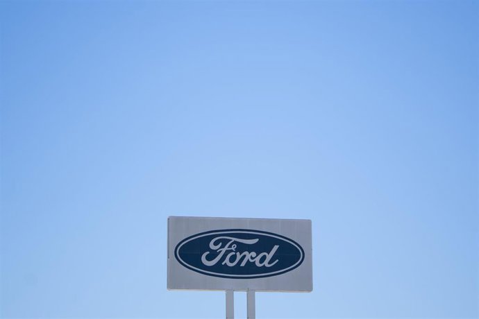 Archivo - Logo de Ford en la entrada de la fábrica, a 22 de junio de 2022, en Almussafes