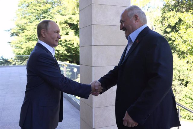 Vladimir Putiny y Alexander Lukashenko se estrechan la mano en Sochi