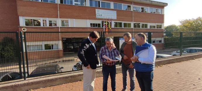 El concejal de Desarrollo Urbano, Jaime Caballero, frente al colegio Navarrete el Mudo