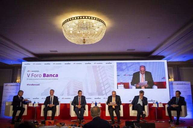(I-D) El director general de Servicios Financieros de Accenture y los CEOs de Sabadell, CaixaBank, Santander y Unicaja Banco en la V Jornada de Banca de 'elEconomista'.