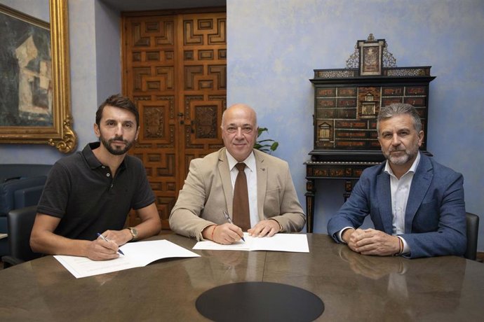 El presidente de la Diputación de Córdoba, Antonio Ruiz (centro), en la firma del convenio con EcoCórdoba.
