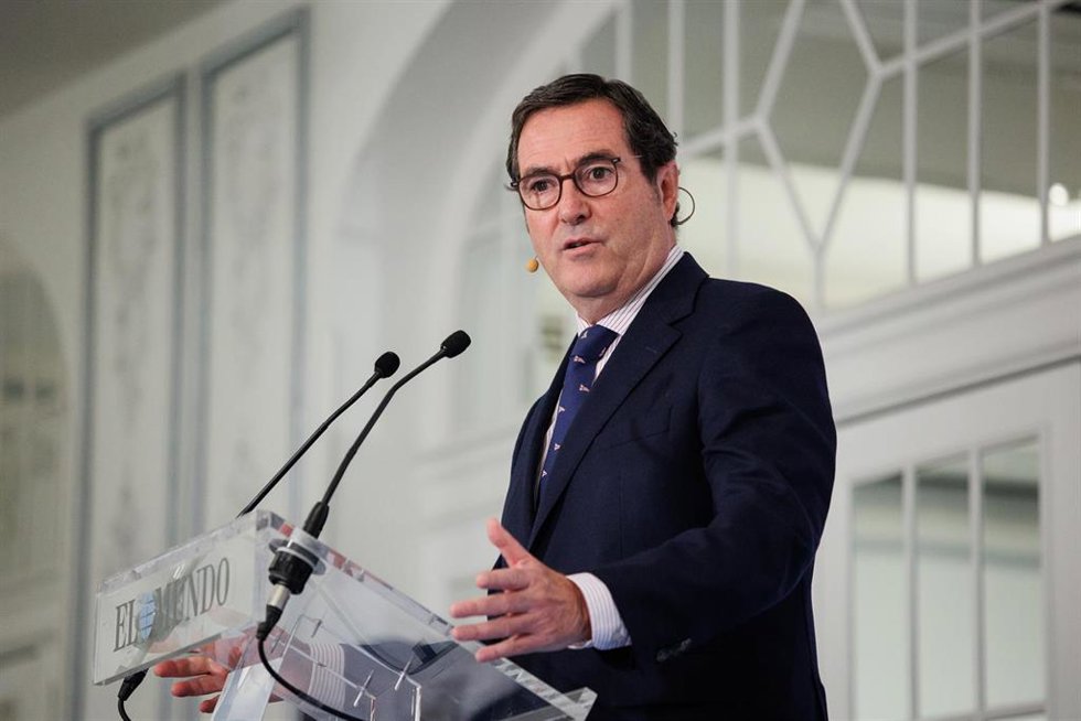 El presidente de la CEOE, Antonio Garamendi, interviene durante el segundo encuentro de El Mundo, en el Hotel Westin Palace, a 4 de octubre de 2022, en Madrid (España).
