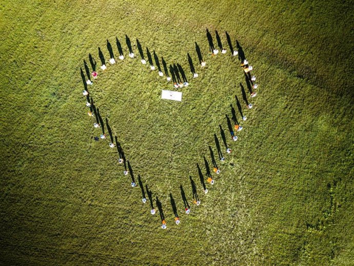 Corazón formado por los pacientes cardiacos que han realizado el Camino de Santiago.