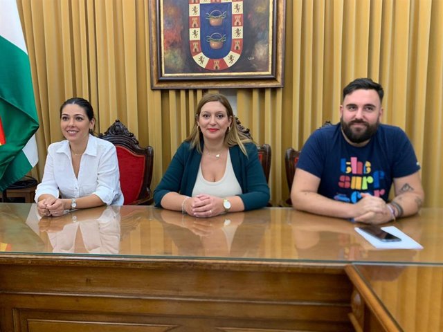 El concejal junto a la alcaldesa de Valverde del Camino (Huelva), Syra Senra, en nota de prensa.