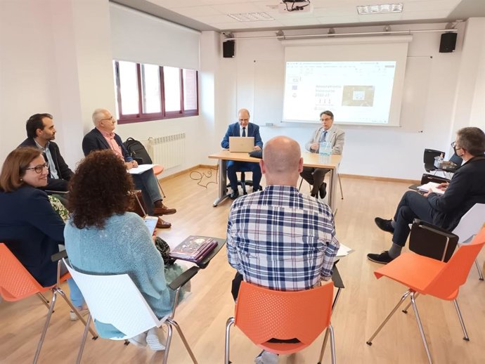 Reunión con directores de centros de centros docentes para tratar el ciberacoso.