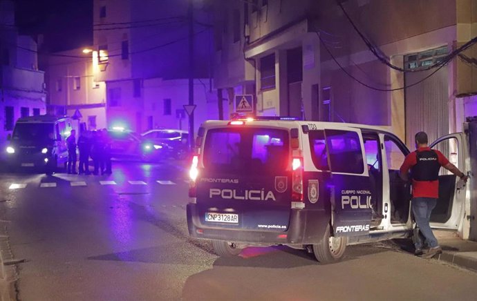 Dispositivo policial tras la muerte de un joven de 19 años apuñalado en plena calle en Algeciras.